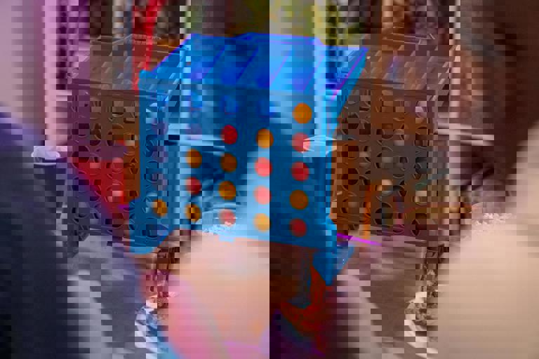 El auge de los juegos de mesa retro conquista las noches de café en Madrid