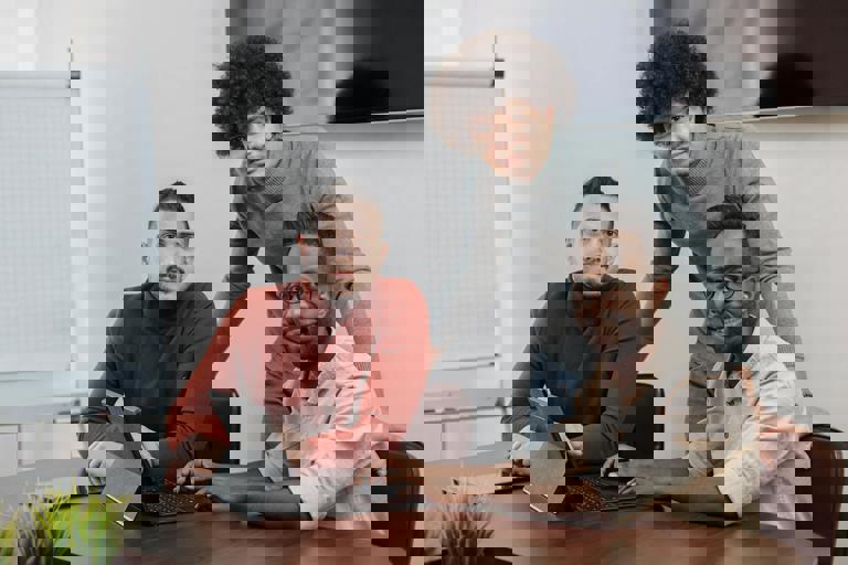 Nuevos espacios de coworking apuestan por diseño sostenible y zonas verdes interiores